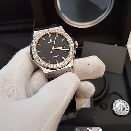 Hublot Classic Fusion Đen Vành Kim 42mm