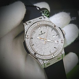 Hublot classic fusion titanium full pave 42mm