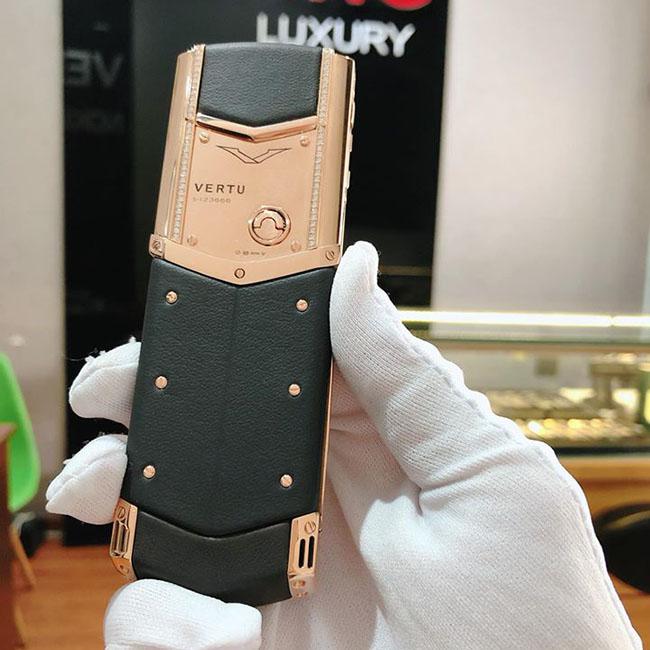/images/image.php?width=1000&image=/admin/sanpham/Vertu-signature-s-black-leather-mix-red-gold-custom-diamond1_1968_anhkhac0.jpg