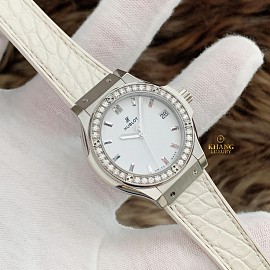 Hublot classic fusion titanium white benzel diamond 33mm