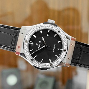 Hublot Classic Fusion Đen Da Cá Sấu Vành Kim Cương Custom