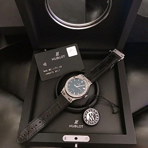 Đồng hồ Hublot nên sử dụng dây cao su hay dây da
