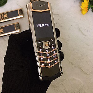 Video: Vertu signature s black ceramic điểm vàng hồng nguyên khối
