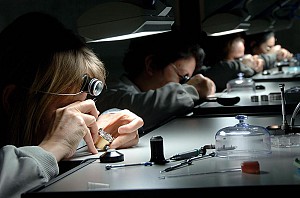 Bên trong xưởng sản xuất đồng hồ đầy bảo mật của Rolex